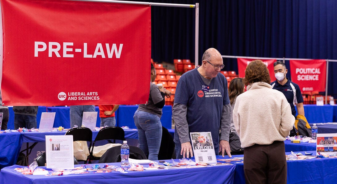 Pre Law advisor Bradley Mueller meets with student at Ignite event